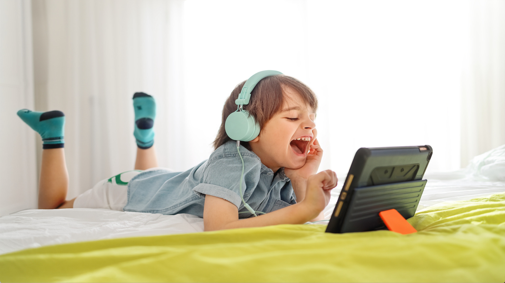 タブレットを見る子供