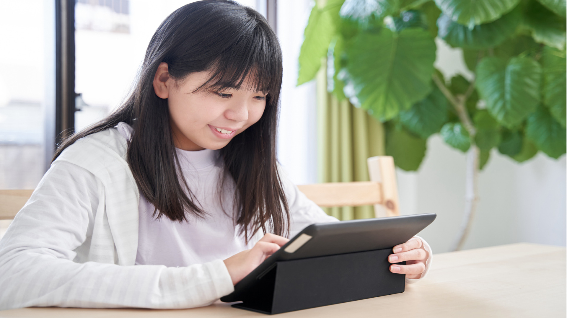 タブレットを見る女子中学生